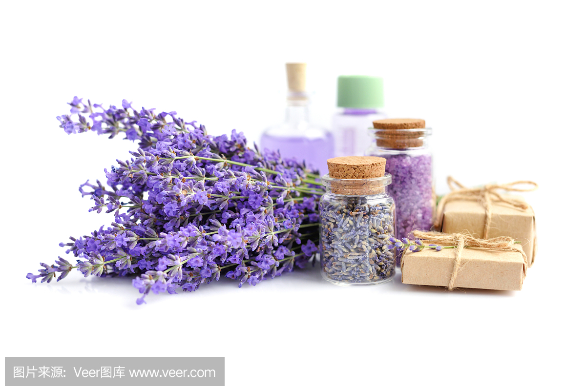 水疗产品和薰衣草花在白色的背景